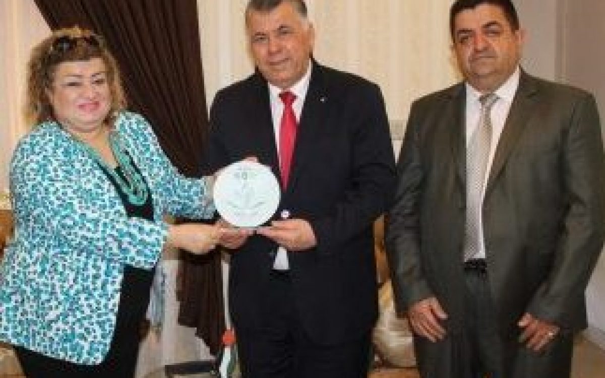 درع السلام يتسلمه سعادة السفير نظمي حزوري